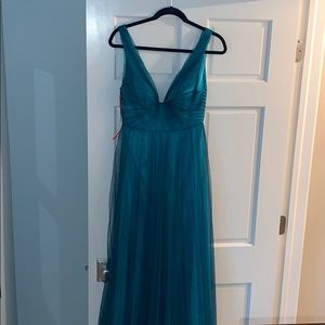 Monique Lhuillier Double V Tulle